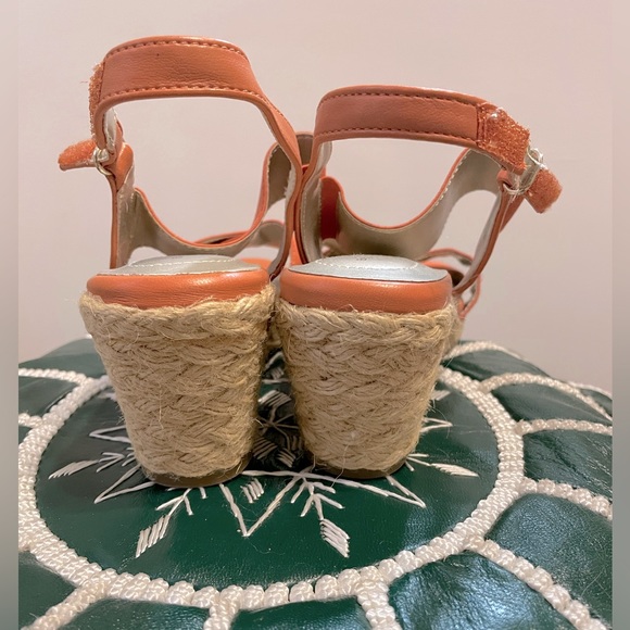 Bandolino wedge sandals in orange - Picture 3 of 4